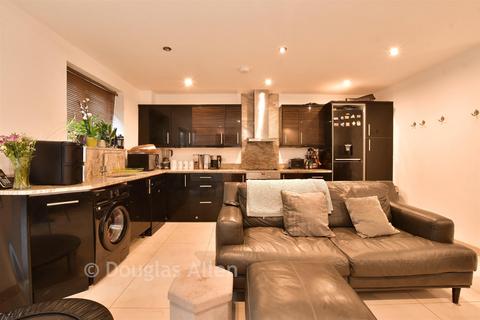 1 bedroom ground floor flat for sale, Woodside Court, Romford RM7
