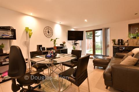 1 bedroom ground floor flat for sale, Woodside Court, Romford RM7