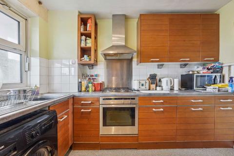 2 bedroom flat for sale, Barringer Square, London SW17