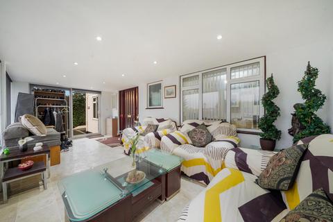 6 bedroom detached house to rent, London Road, Ditton, ME20