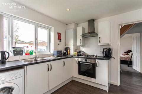 6 bedroom detached bungalow to rent, Rushlake Close, Brighton