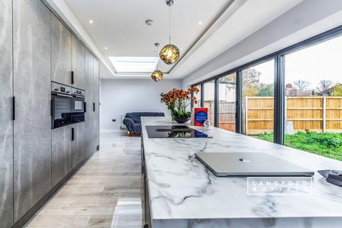 4 bedroom semi-detached house to rent, Midfield Way Orpington BR5