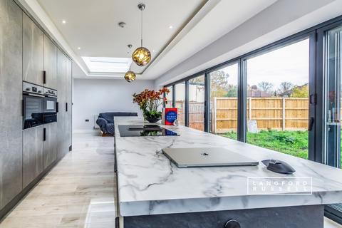 4 bedroom semi-detached house to rent, Midfield Way Orpington BR5