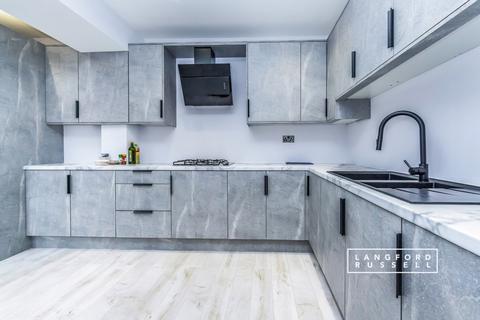 4 bedroom semi-detached house to rent, Midfield Way Orpington BR5