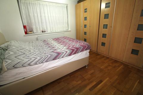3 bedroom flat to rent, Bouvier Road, Enfield
