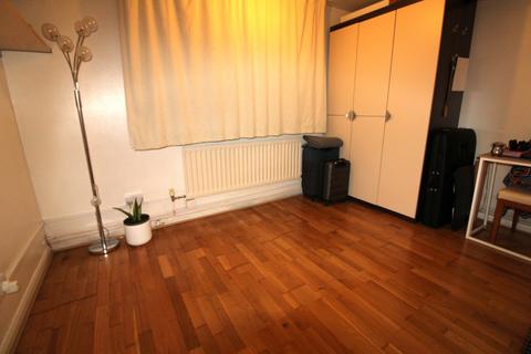 3 bedroom flat to rent, Bouvier Road, Enfield