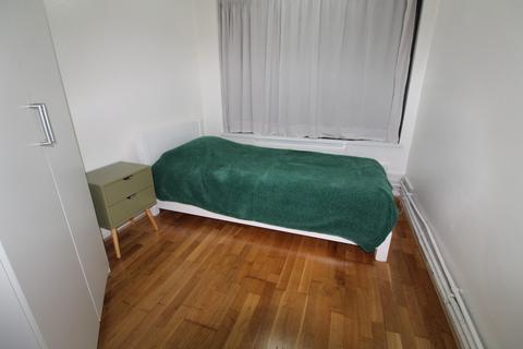3 bedroom flat to rent, Bouvier Road, Enfield