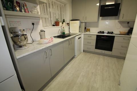 3 bedroom flat to rent, Bouvier Road, Enfield