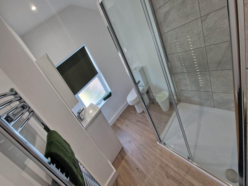 Bed 2 en-suite (2)