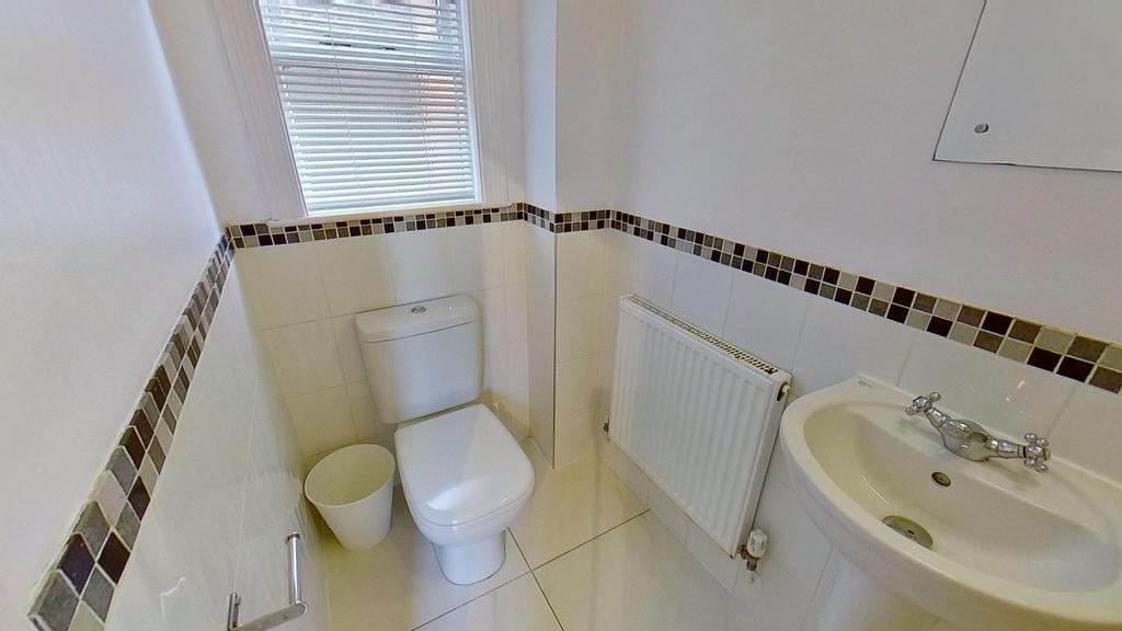 Bright, well-maintained bathroom featuring a mo...