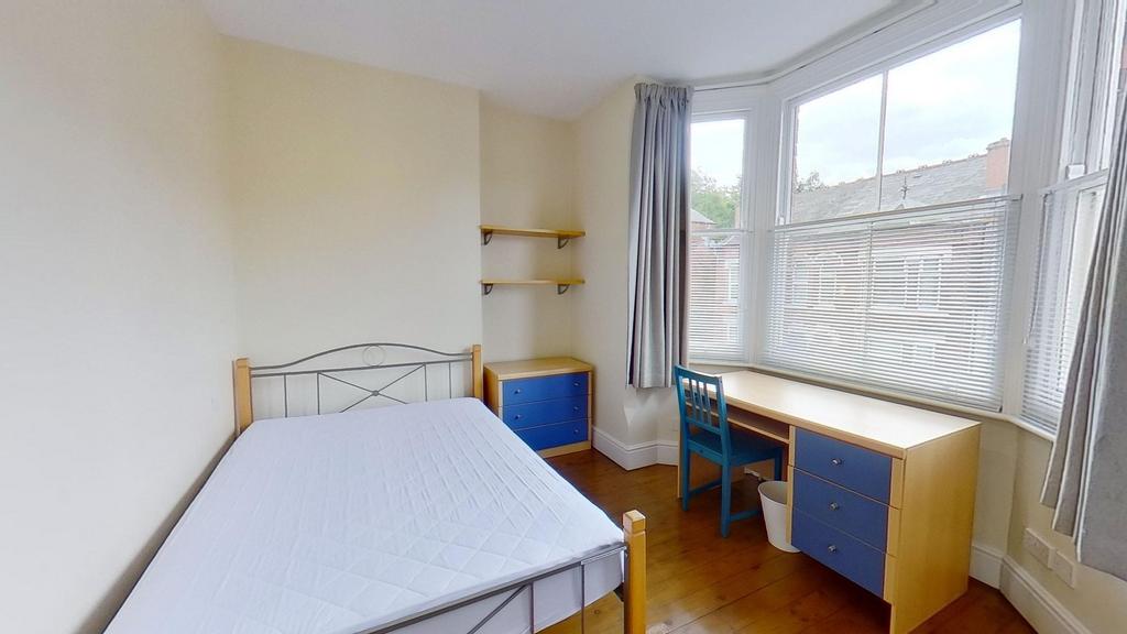 Bright, well-maintained double bedroom with a l...