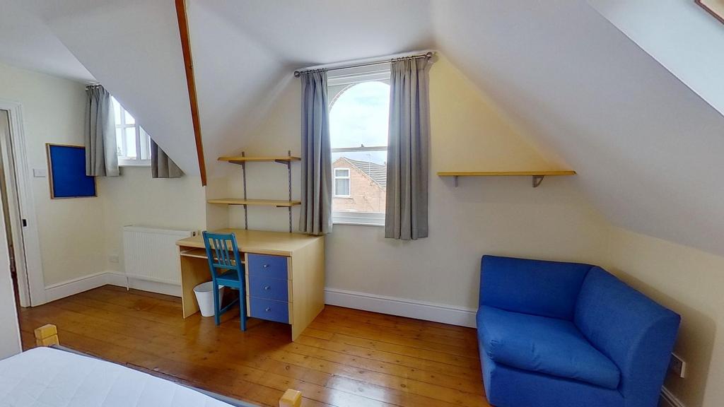 Bright, well-kept attic double bedroom with a s...