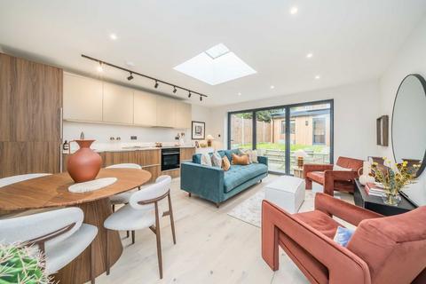 3 bedroom flat for sale, Byrne Road, London SW12