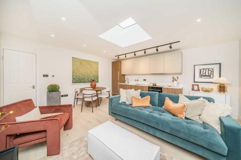 3 bedroom flat for sale, Byrne Road, London SW12