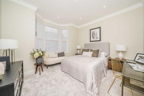 3 bedroom flat for sale, Byrne Road, London SW12