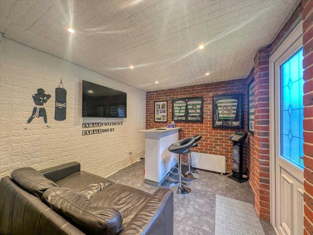 Gym / Bar