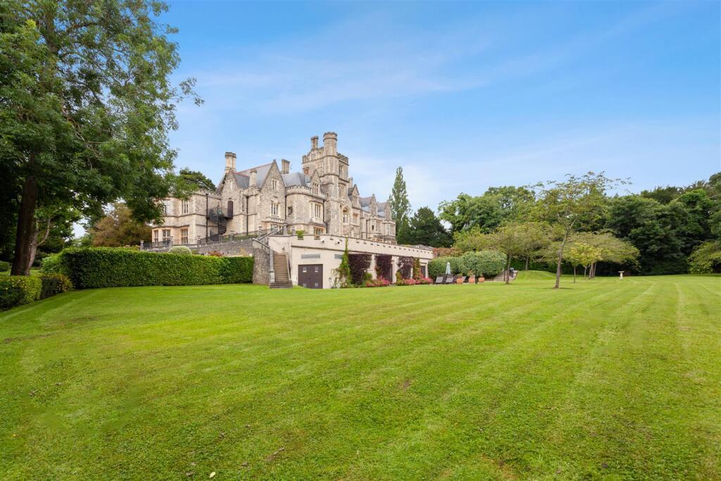 Davidson Frost-Wellings, DFW, Stanmore Hall, Garde