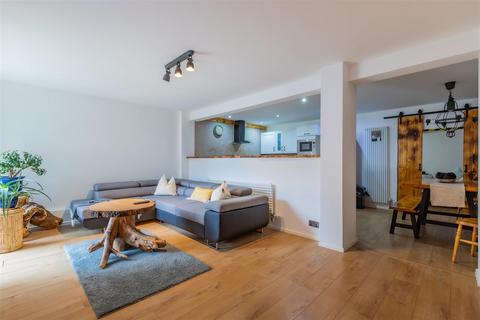 3 bedroom apartment for sale, Fitzhamon Embankment, Cardiff CF11