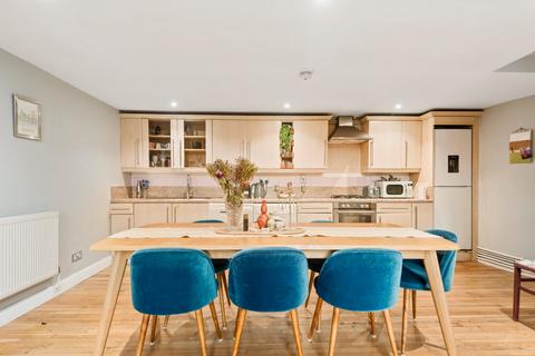 2 bedroom flat to rent, Principal Square, London