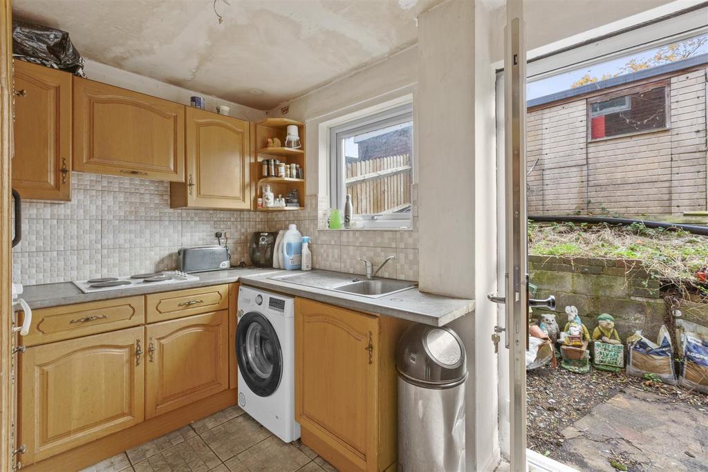 8 Glenister Road, HP12 4 RD-5.jpg