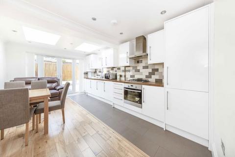 3 bedroom flat to rent, Gilbey Road, London SW17