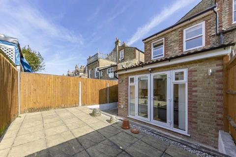 3 bedroom flat to rent, Gilbey Road, London SW17