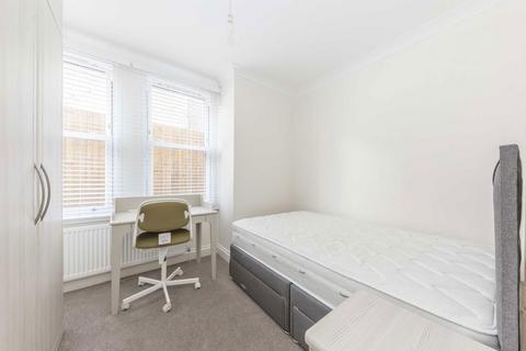 3 bedroom flat to rent, Gilbey Road, London SW17
