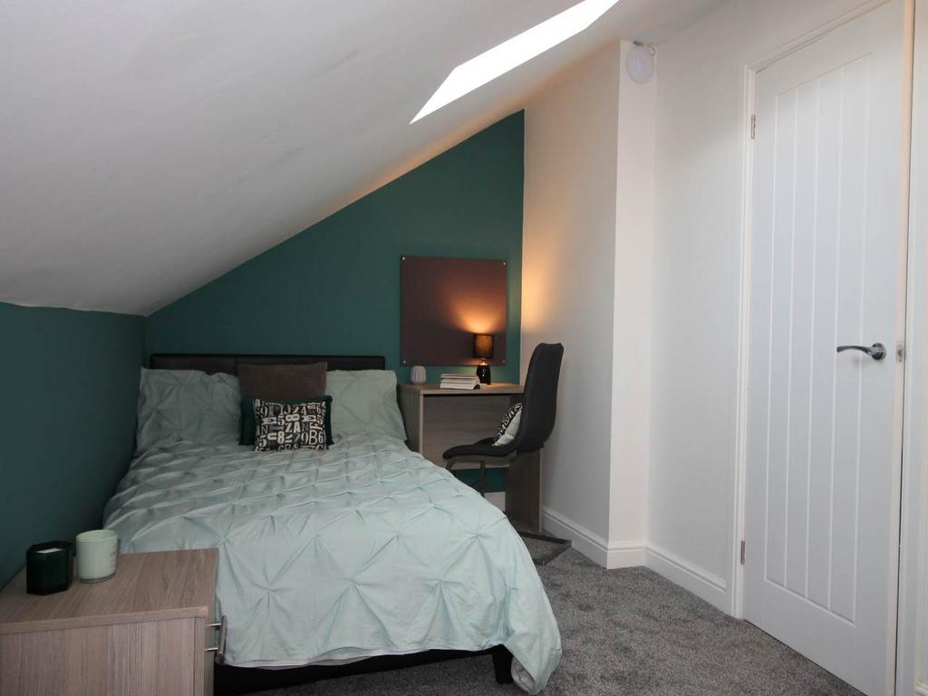 Bedroom 5 & En-suite