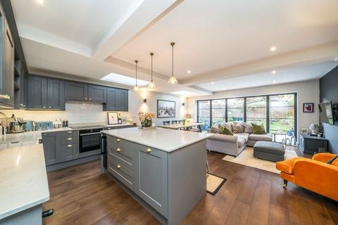 2 bedroom maisonette for sale, Mantilla Road, London SW17