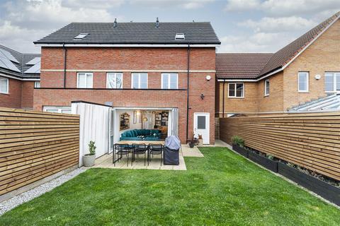 4 bedroom semi-detached house for sale, Weavers Way, Scholes, Cleckheaton