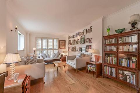 Lamb Court, Tower Hamlets, London, E14