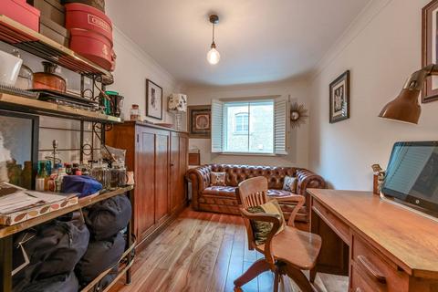 Lamb Court, Tower Hamlets, London, E14