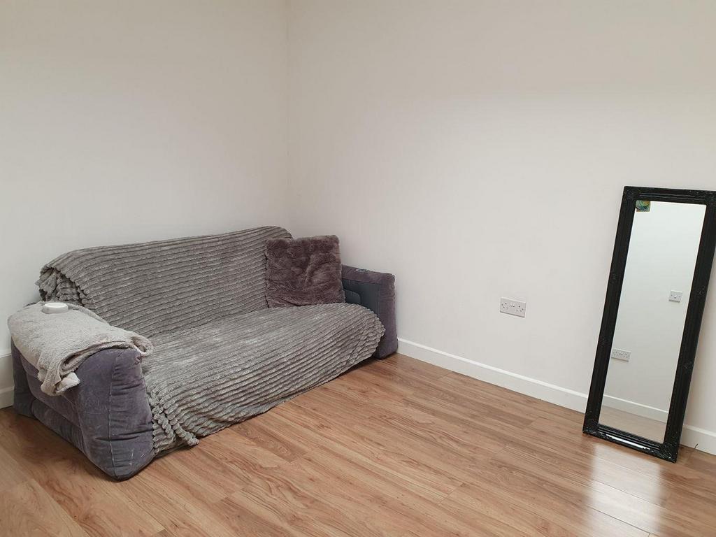Master bedroom..jpg