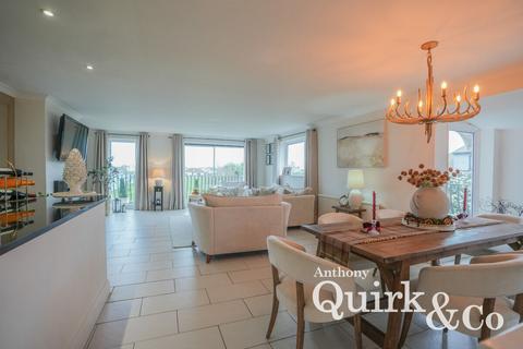 6 bedroom detached house for sale, Park Road, Canvey Island, SS8