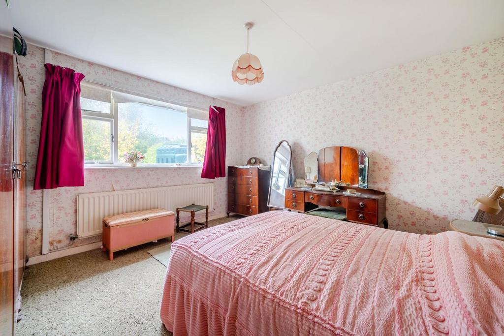 Bedroom 1.jpg