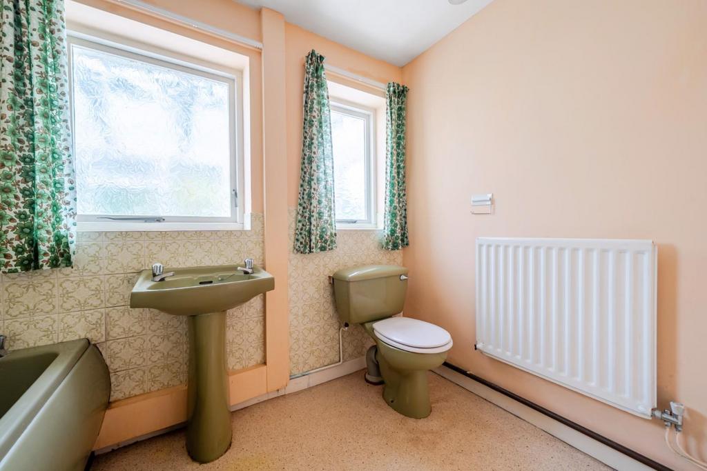 Bathroom corner.jpg