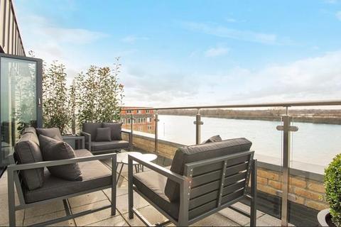 3 bedroom terraced house to rent, Rainville Road, London W6