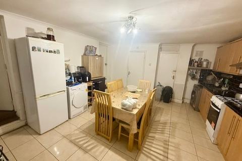 4 bedroom detached bungalow to rent, Copperfield Avenue. Uxbridge. UB8 3NU