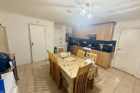 4 bedroom detached bungalow to rent, Copperfield Avenue. Uxbridge. UB8 3NU