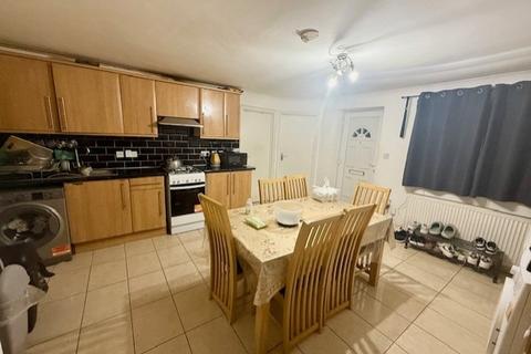 4 bedroom detached bungalow to rent, Copperfield Avenue. Uxbridge. UB8 3NU