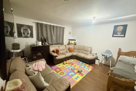 4 bedroom detached bungalow to rent, Copperfield Avenue. Uxbridge. UB8 3NU
