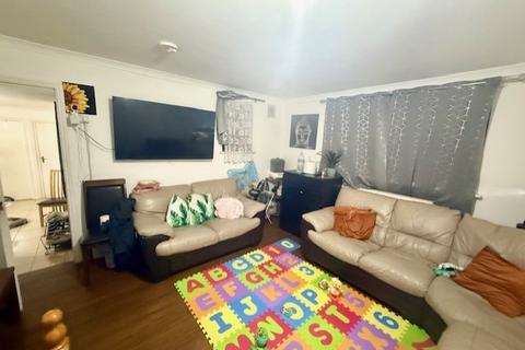 4 bedroom detached bungalow to rent, Copperfield Avenue. Uxbridge. UB8 3NU