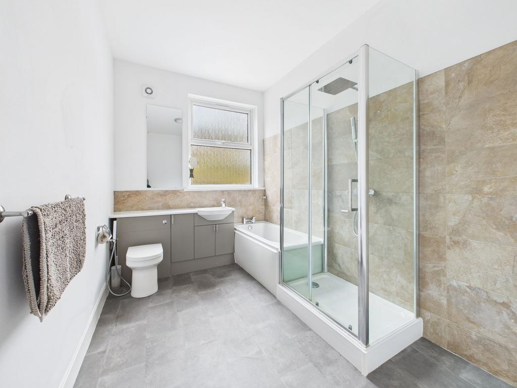 Bathroom (First Floor)