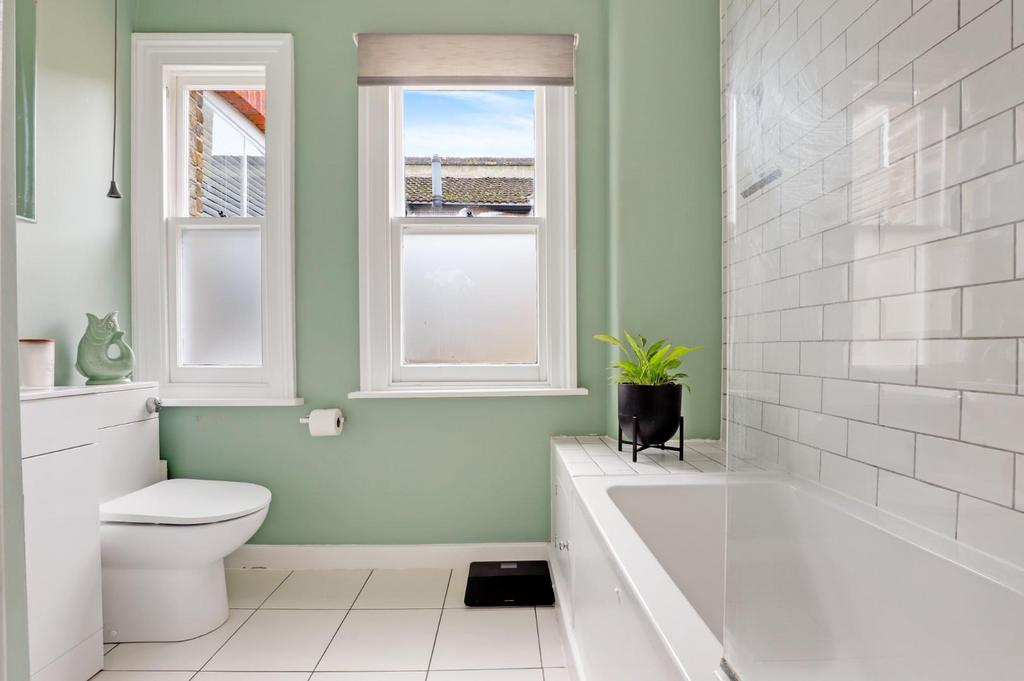 04-5f84 JHProp Wpen - 12b Royston Road - 22.jpg