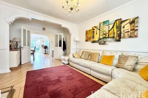 3 bedroom semi-detached house for sale, Farm Way, Hornchurch, RM12