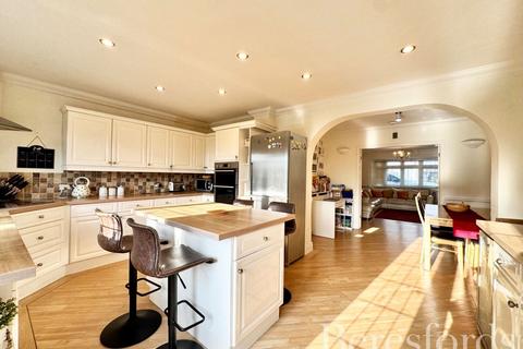 3 bedroom semi-detached house for sale, Farm Way, Hornchurch, RM12