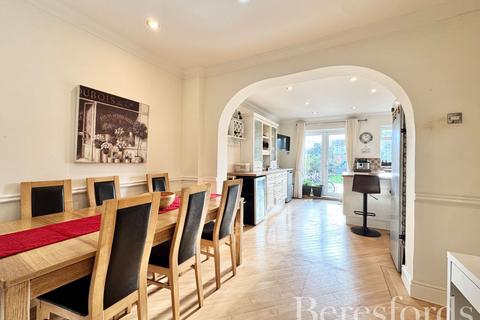 3 bedroom semi-detached house for sale, Farm Way, Hornchurch, RM12