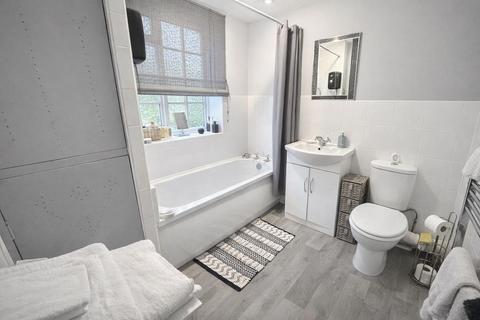 2 bedroom flat for sale, Irlam Road, Sale