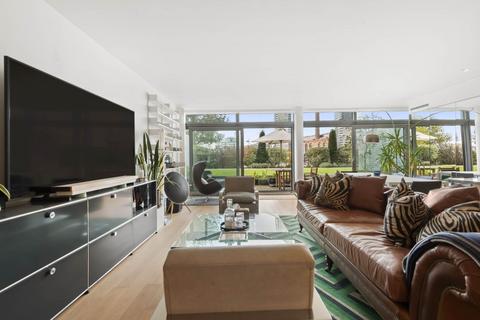 2 bedroom apartment to rent, The Montevetro Building, SW11