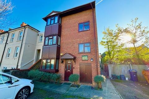 undefined, Ash Grove, London SE20